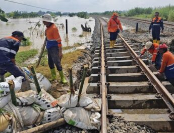 banjir-di-kabupaten-grobogan-menyebabkan-jalur-kereta-api-ka-di-antara-stasiun-gubug-dan-stasiun-karangjati-belum-bisa-dilewat