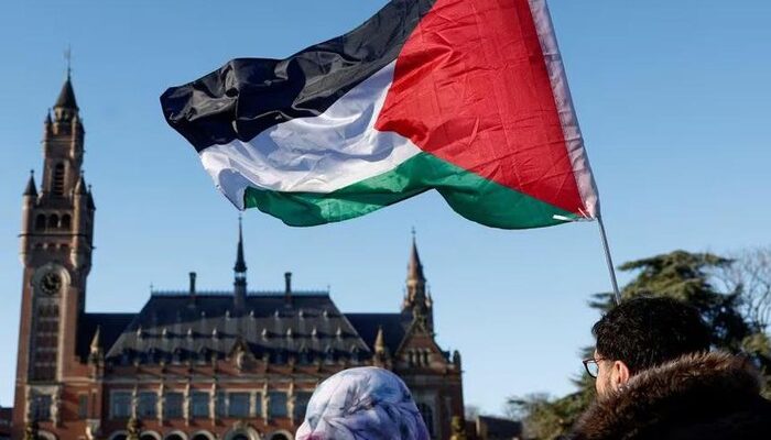 bendera-palestina-dibawa-demonstran-yang-berkumpul-di-luar-gedung-mahkamah-internasional