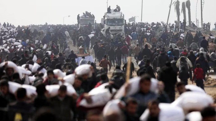 para-pengungsi-palestina-menerima-karung-berisi-tepung-yang-diambil-dari-truk-pengangkut-bantuan